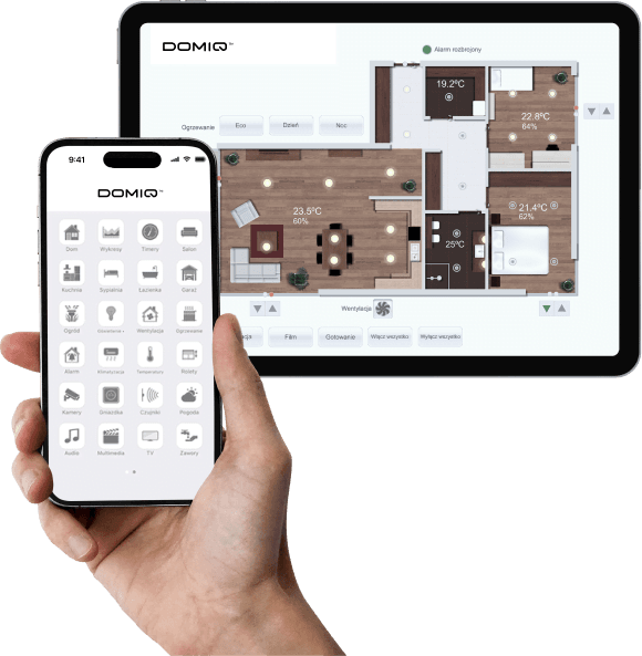 Tablet i smartfon z aplikacją DOMIQ. Na tablecie widoczny plan mieszkania z ikonami i danymi o temperaturze w pomieszczeniach. Smartfon wyświetla siatkę ikon do sterowania funkcjami inteligentnego domu.