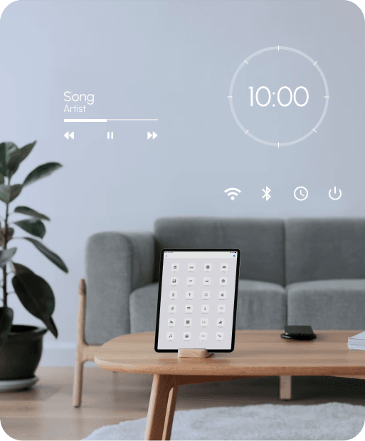 Tablet ustawiony na drewnianym stoliku w nowoczesnym salonie, z interfejsem inteligentnego domu wyświetlanym nad nim.