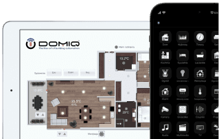 Tablet i smartfon z otwartą aplikacją DOMIQ do sterowania automatyką budynkową, wyświetlającą widok pomieszczeń i ikony różnych funkcji.