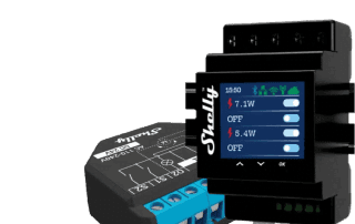 Moduły automatyki Shelly, w tym urządzenie z wyświetlaczem prezentującym dane o zużyciu energii i włączonych obwodach.