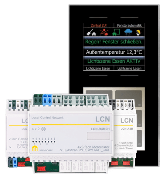 Urządzenia automatyki budynkowej LCN, w tym moduły sterujące i kolorowy panel dotykowy wyświetlający komunikaty o stanie systemu, temperaturze i scenach świetlnych.