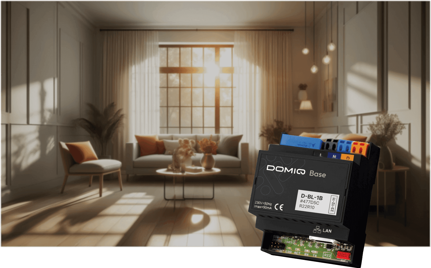 Moduł DOMIQ Base na tle jasnego, nowoczesnego salonu z dużym oknem i eleganckim wystrojem w ciepłych barwach.
